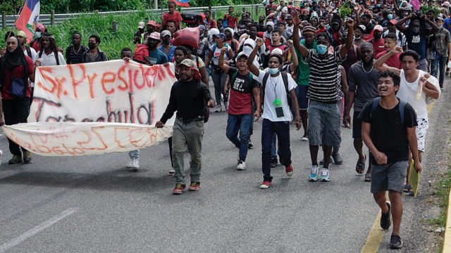 México regulariza más de 1,500 migrantes en caravana rumbo a EU
