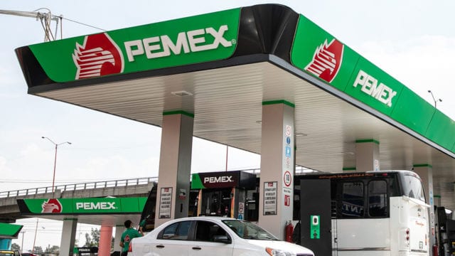 Pemex baja ‘la luna y las estrellas’ a gasolineros: promete mejores precios y apoyo en permisos