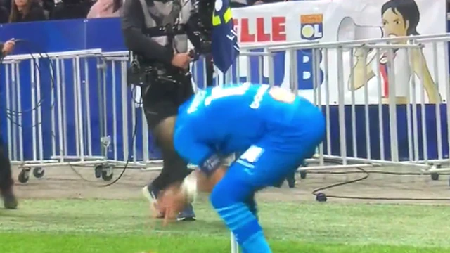 Lyon vs Marsella suspendido; un jugador fue golpeado con una botella