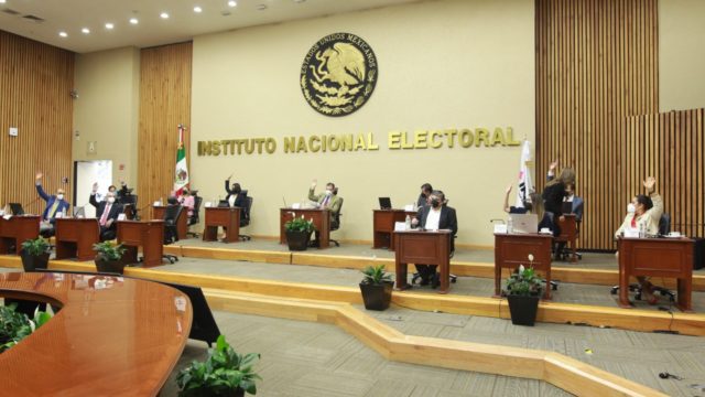 INE premió con millones salida de Benito Nacif, Marco Antonio Baños y otros 3,744 exfuncionarios