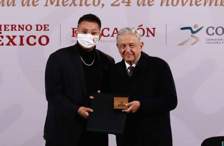 Julio Urías hace desaire tras recibir el Premio Nacional de Deportes