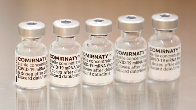 Pfizer dice que 3 dosis de su vacuna neutralizan a Ómicron