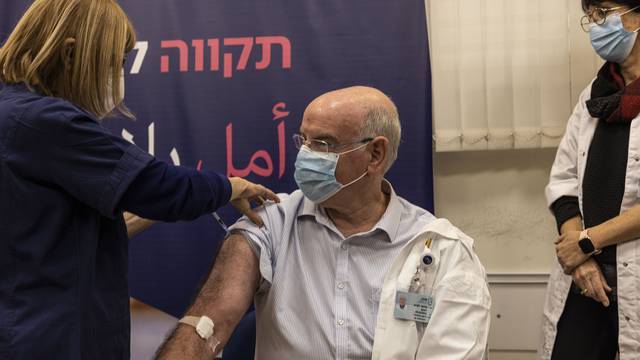 Israel administra cuarta dosis de la vacuna contra Covid-19 a mayores de 60 años