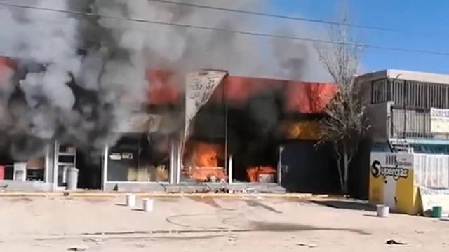 Ciudad Juárez: Incendian camiones, caseta de policías y tienda Oxxo