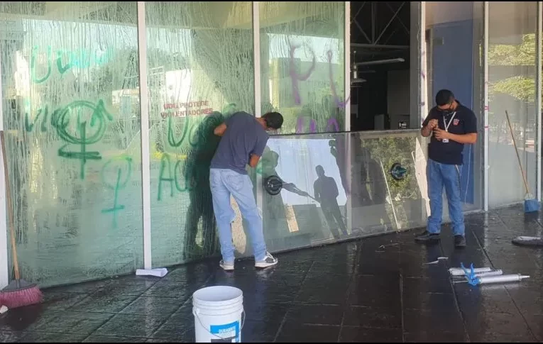 Día de la Mujer 2022 8M, en protesta, rompen cristales del Edificio de la UdeG