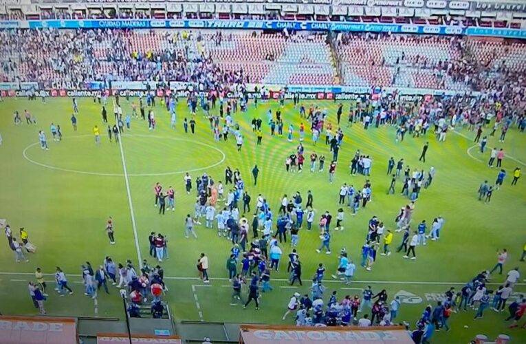 Detienen el Querétaro vs Atlas por violencia en estadio