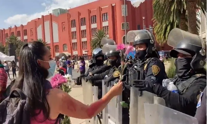 Manifestantes regalan flores a mujeres policías en CDMX