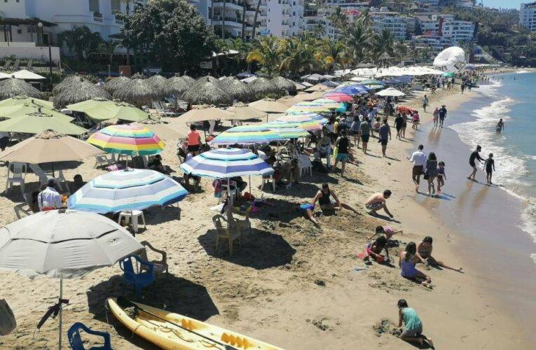 Turistas disfrutan de las playas de Vallarta durante puente.