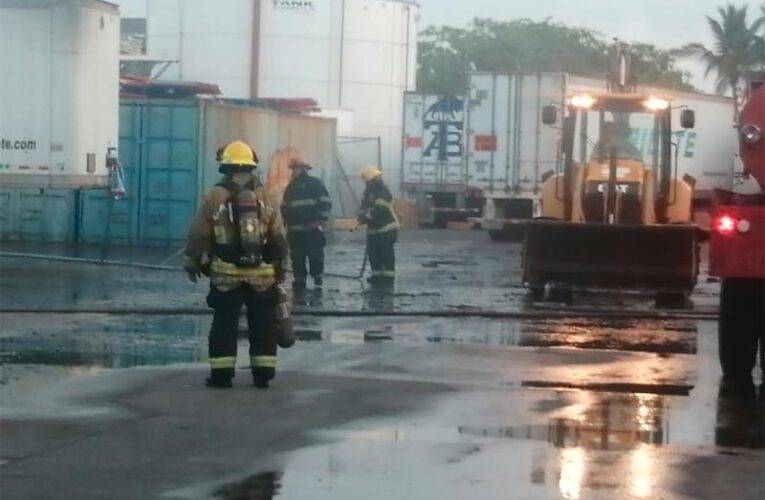 Se quema bodega de Walmart frente a API Vallarta.