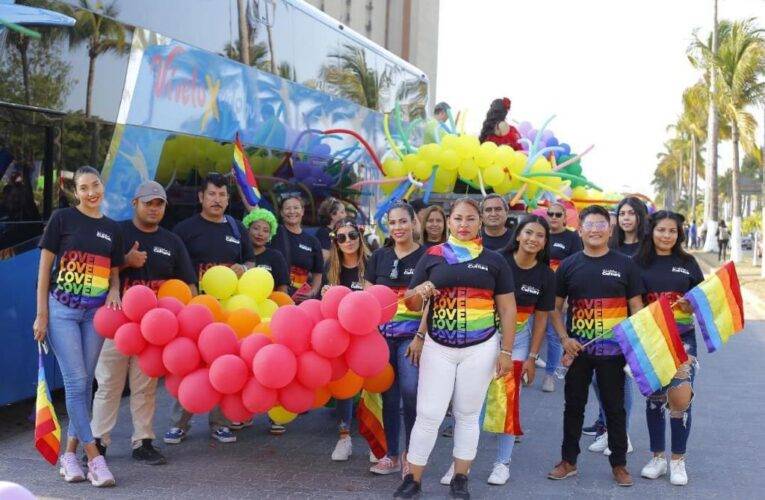 Vallarta se llenó de color en Desfile del Orgullo Gay con excelente presencia del Instituto Vallartense de Cultura comandada por su director Ing. Luis Escoto.
