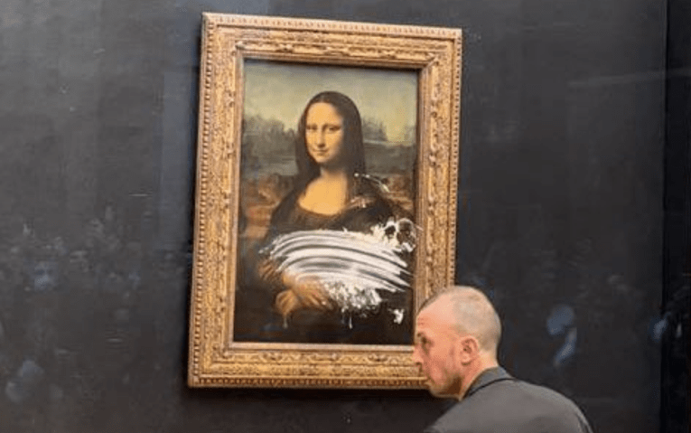 Atacan La Gioconda de Da Vinci en el Museo de Louvre.
