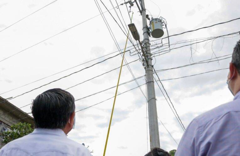 Inaugura Profe Michel conexión a energía eléctrica en Volcanes.