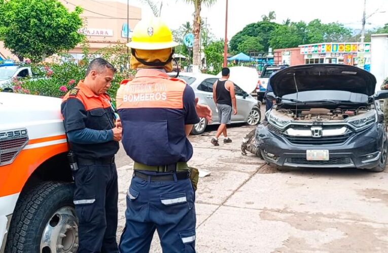 Choque en Ixtapa; saldo 1 menor lesionado y daños materiales.