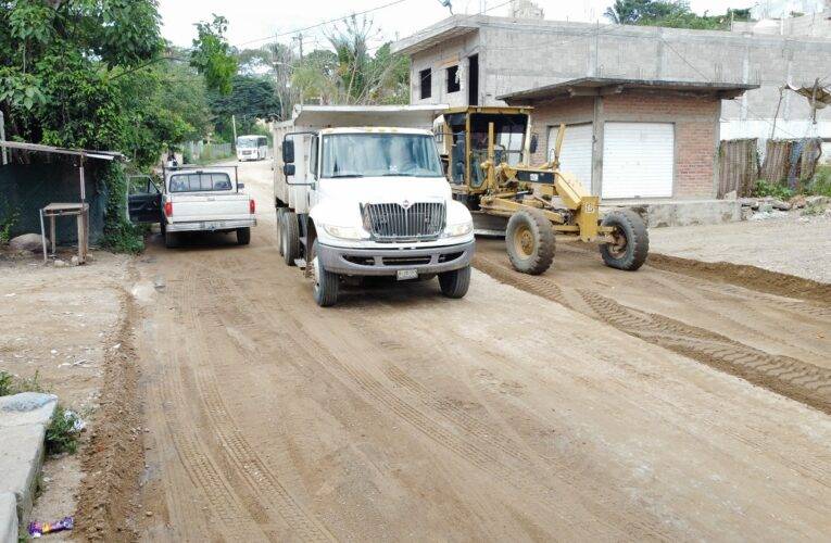 Rehabilitan vialidades afectadas por las lluvias.