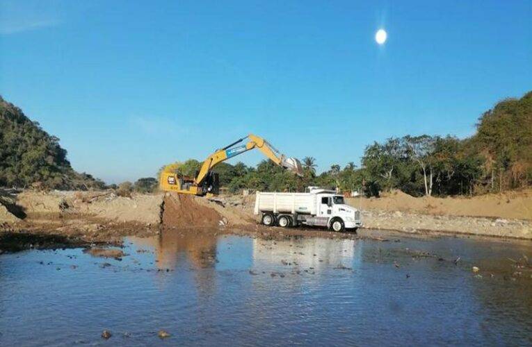 Fomento Agropecuario sigue desazolvando ríos y canales.