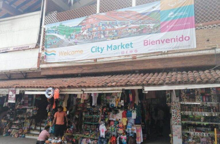 Verano trae mejores ventas para locatarios del Mercado municipal río Cuale.