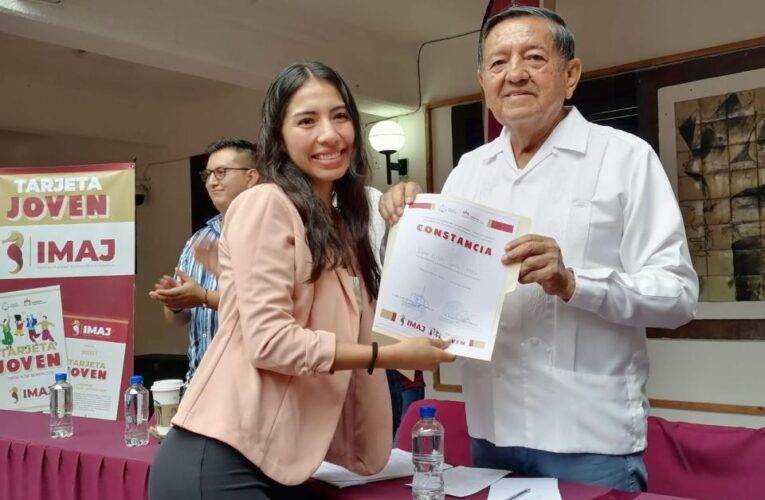 Michel entrega la “Tarjeta Joven” en beneficio de la juventud de Vallarta.