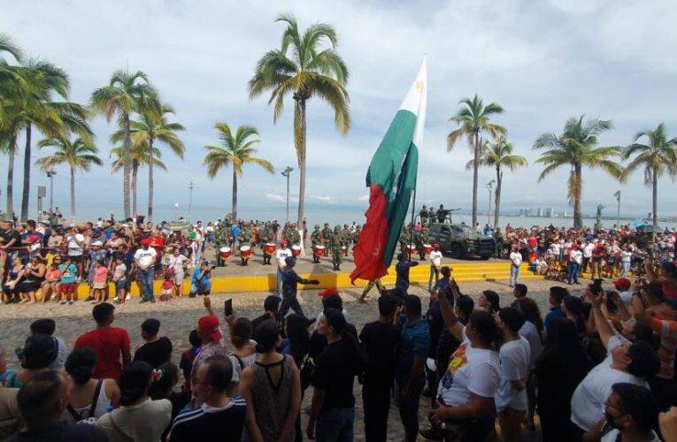 Conmemoran la Independencia bonito desfile cívico-militar por el Malecón de Puerto Vallarta.